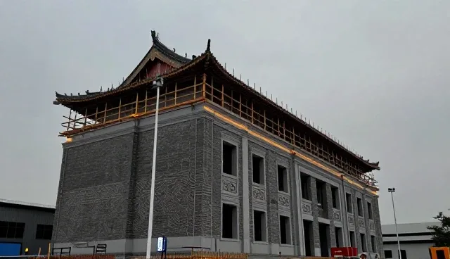 民用项目施工中如何平衡性能与适用条件？